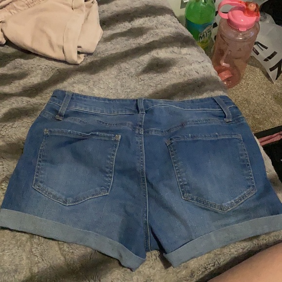 So size 11 “favorite High rise shortie blue shorts - Picture 2 of 2